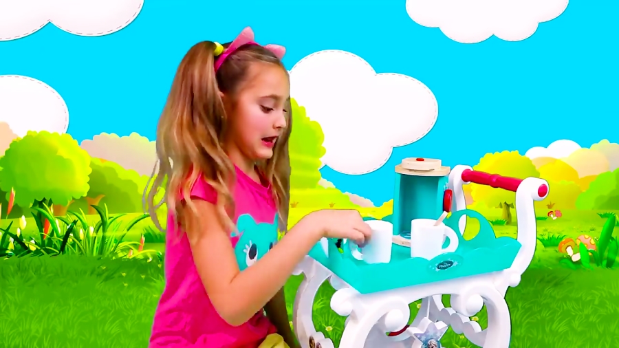 اسباب بازی ها و خانواده مهربان - ساشا و بابا برای مامان جشن تولد میگیرند